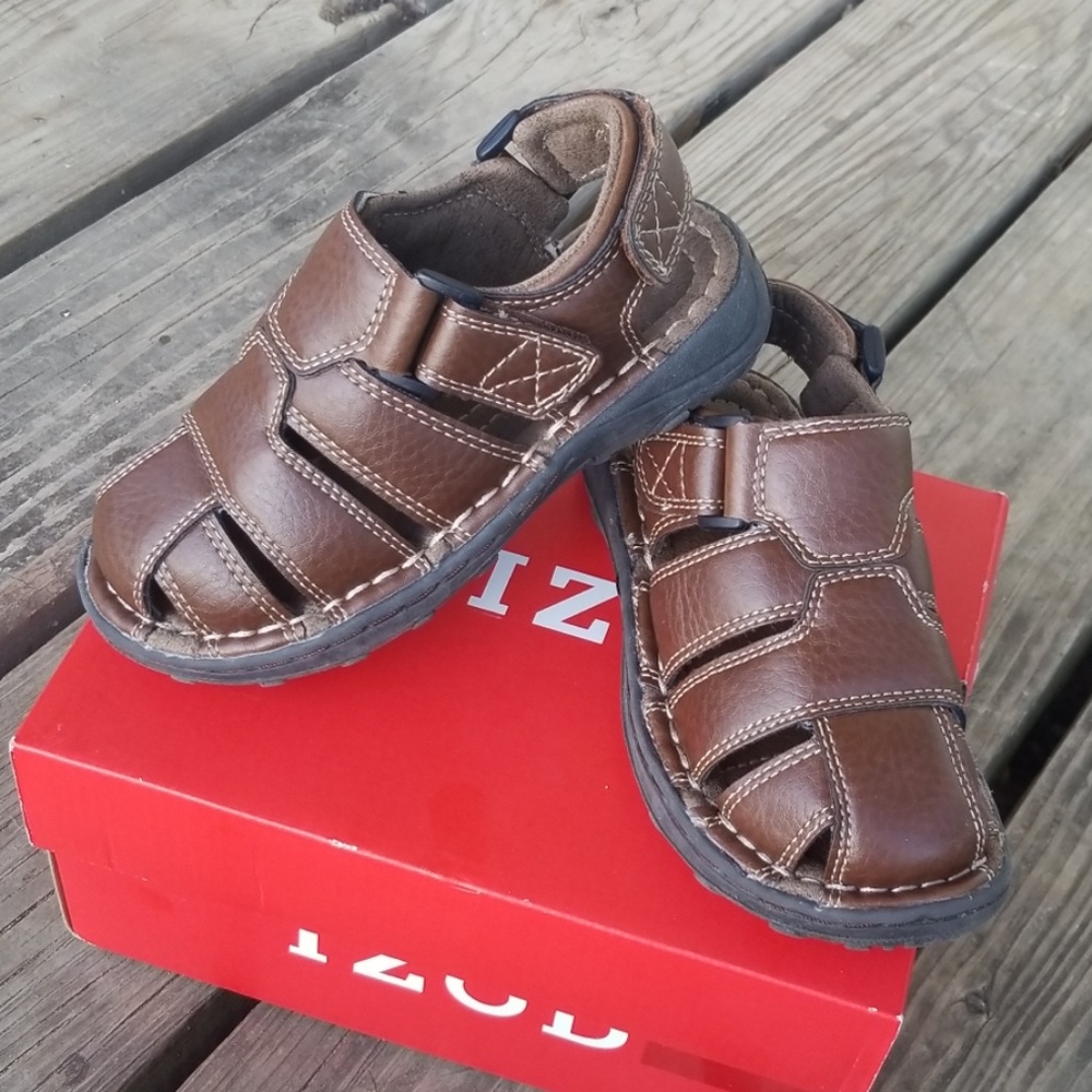 Izod boys sandals